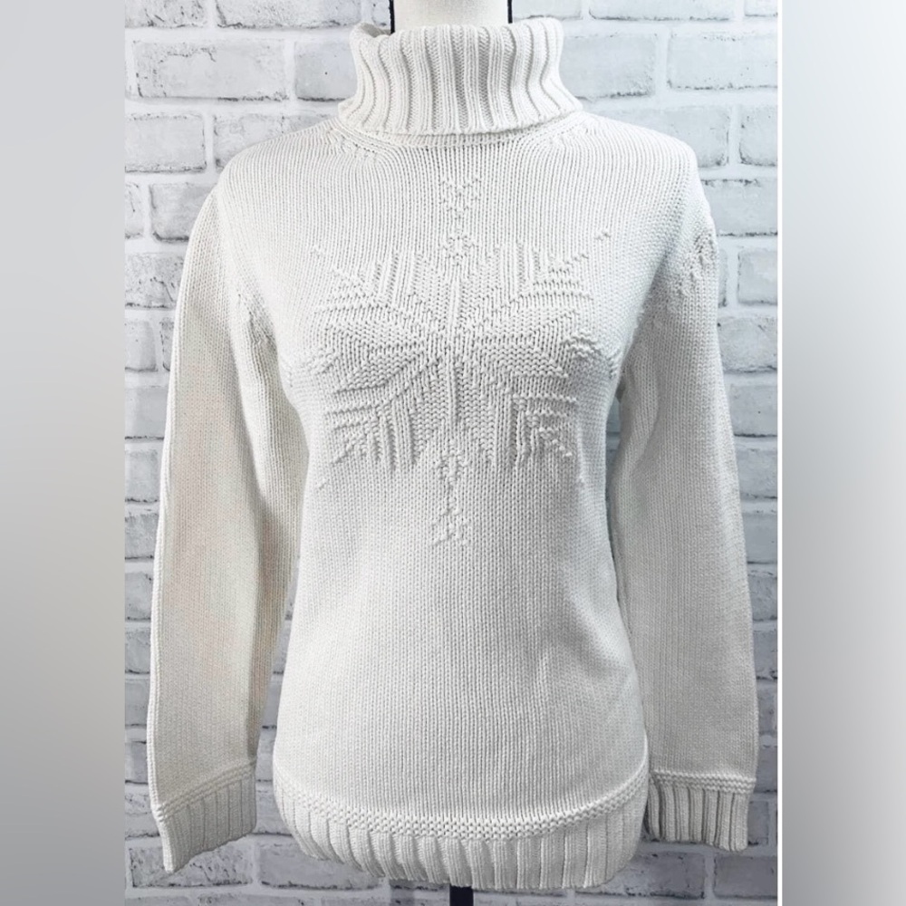White RALPH LAUREN SNOWFLAKE Turtleneck Sweater. 
LIKE NEW CONDITION!